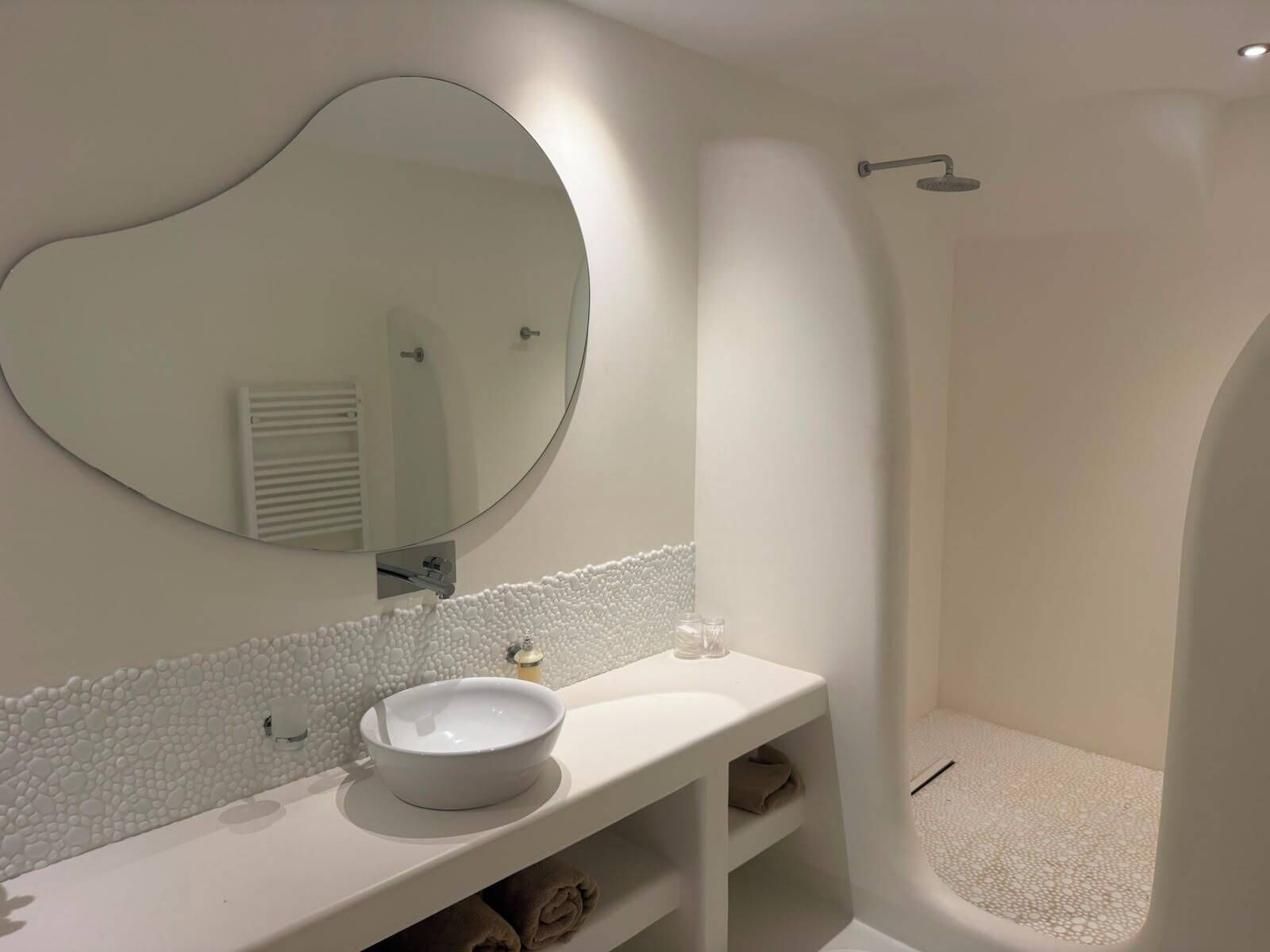 Deluxe-villa - havudsigt | Badeværelse | Hårtørrer, hjemmesko, Sæbe, Shampoo