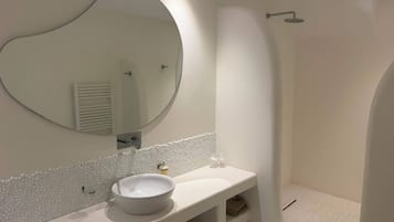 Deluxe-villa - havudsigt | Badeværelse | Hårtørrer, hjemmesko, Sæbe, Shampoo