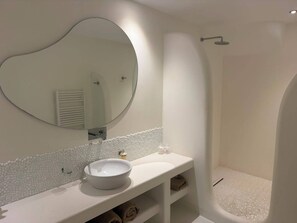 Deluxe-villa - havudsigt | Badeværelse | Hårtørrer, hjemmesko, Sæbe, Shampoo