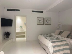 Deluxe-villa - havudsigt | Pengeskab på værelset, skrivebord, arbejdsområde til bærbare computere