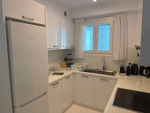 Deluxe-villa - havudsigt | Privat køkken | Køleskab/fryser i fuld størrelse, ovn, køkkentøj/tallerkener/redskaber