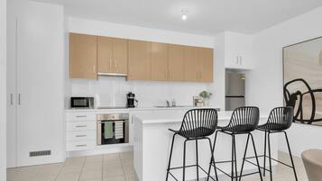 Coffee/tea maker, fridge, microwave, stovetop