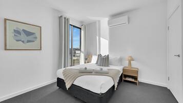 Desk, iron/ironing board, WiFi, bed sheets
