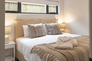 2 bedrooms, iron/ironing board, WiFi (free), bed sheets - Ocean Mist Cabin – Spa, Fireplace & EV Charger (Huon Valley)