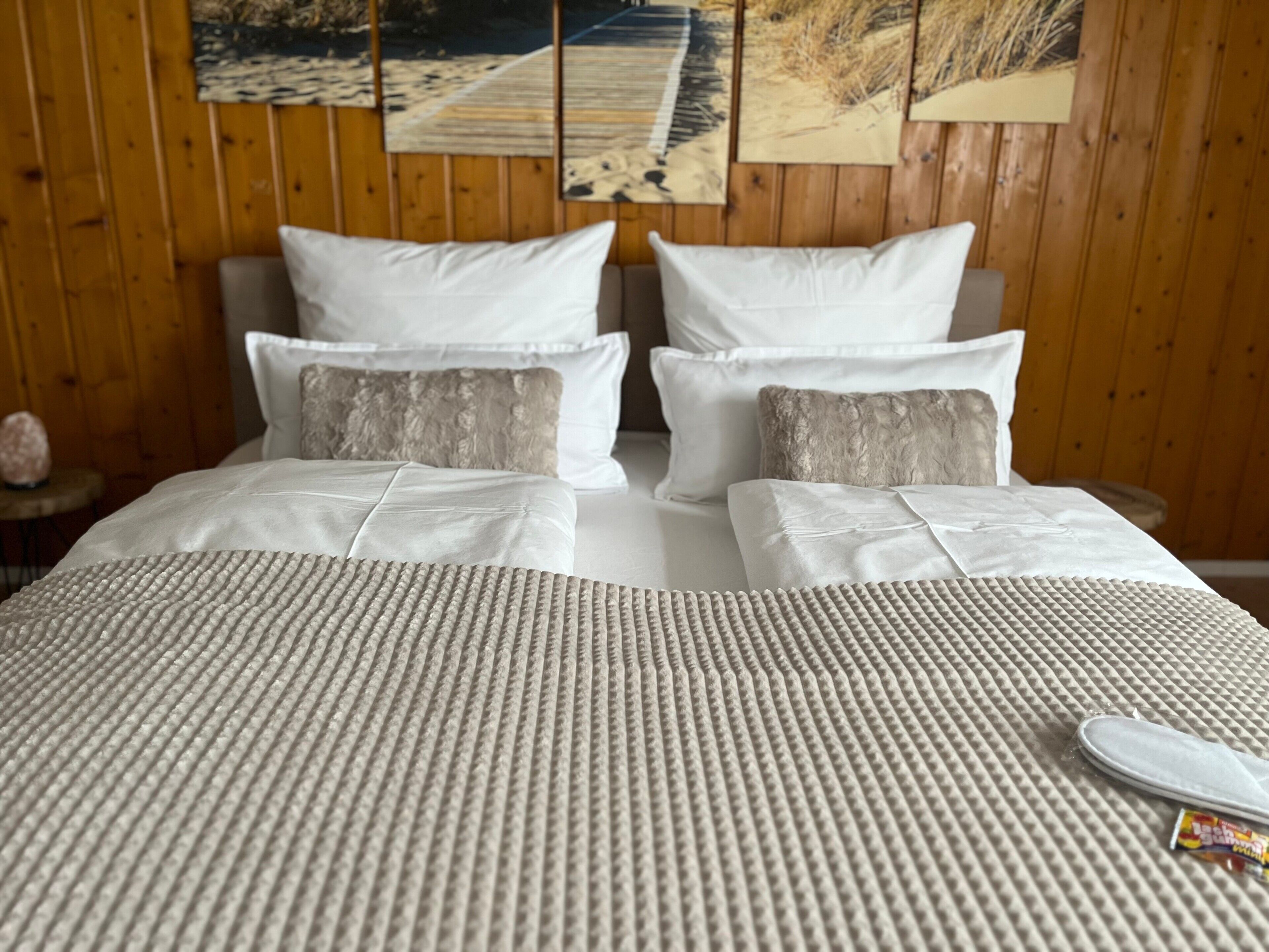 1 dormitorio, tabla de planchar con plancha, wifi y ropa de cama