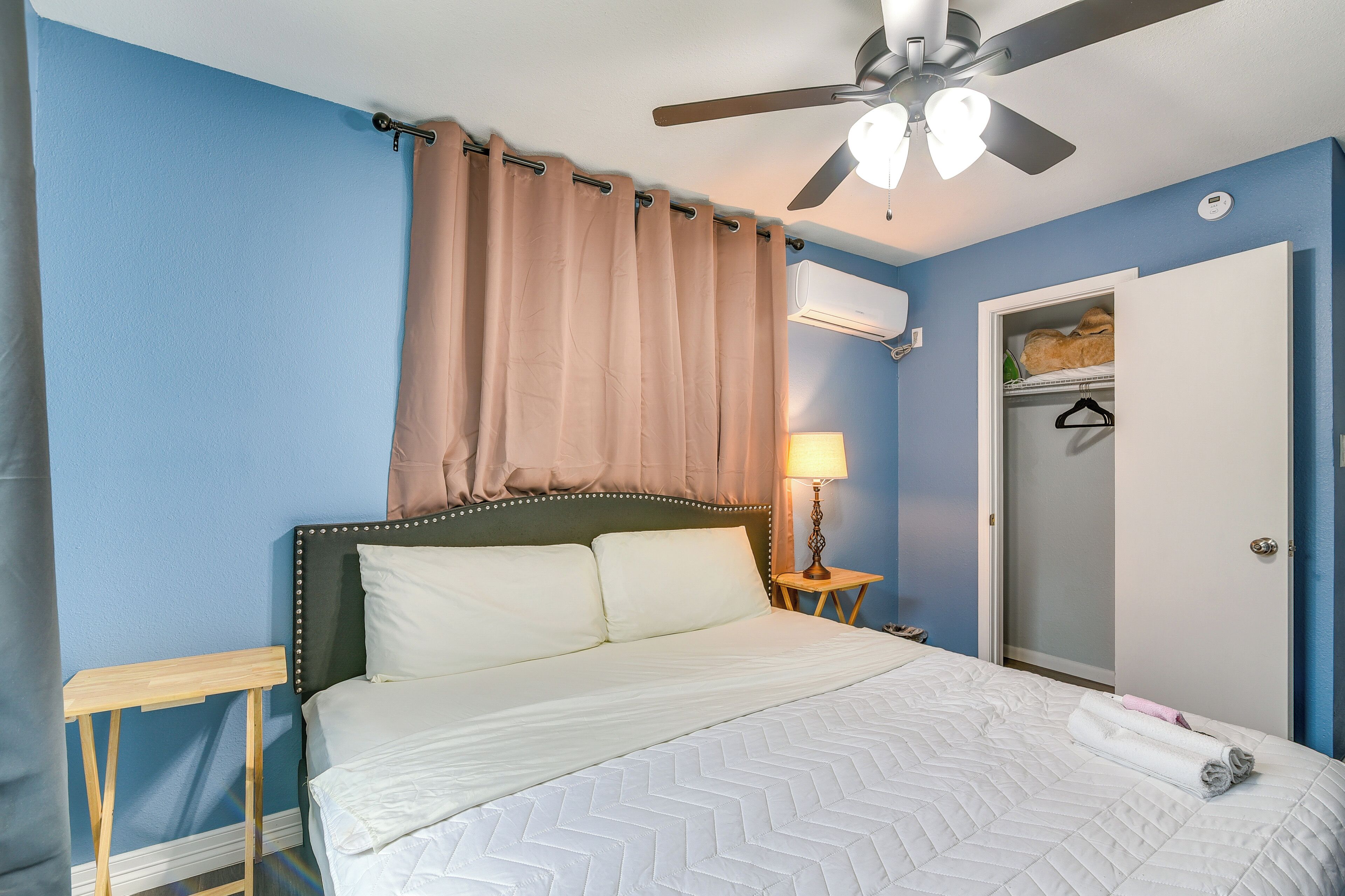 4 bedrooms, desk, iron/ironing board, internet