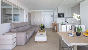 Een modern appartement met een woonkamer, keuken en een eetgedeelte.