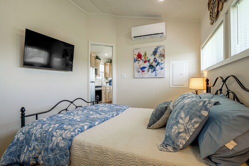 Tiny Home Retreat Close to Lake Granbury