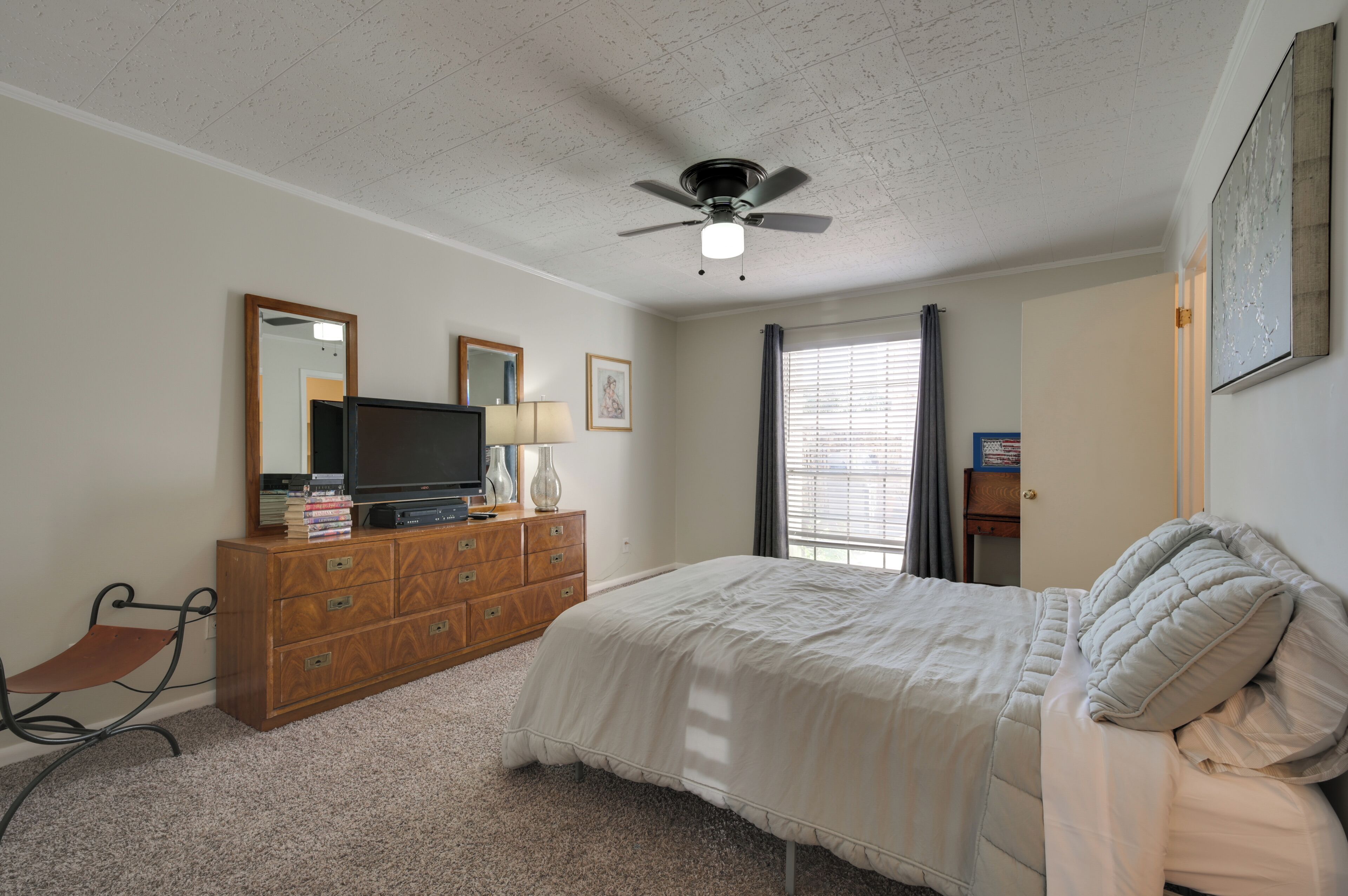 2 bedrooms, iron/ironing board, travel crib, internet