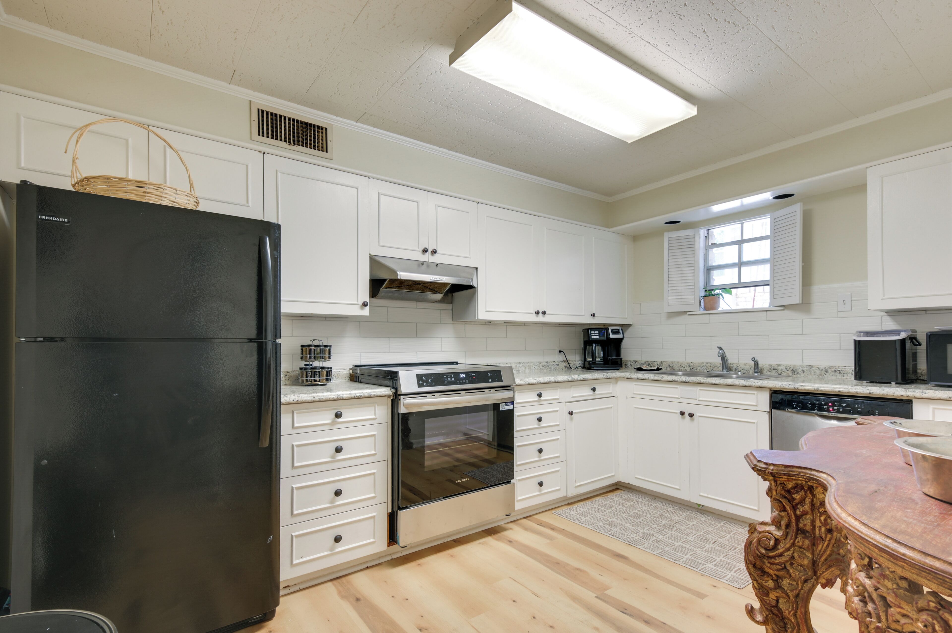 Coffee/tea maker, fridge, microwave, stovetop