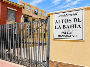 Ein begrenzter Wohnbereich namens 'Residencial Altos de la Bahia', mit einem Schild, das angibt, dass es sich um Phase XI, Parzelle XII handelt.