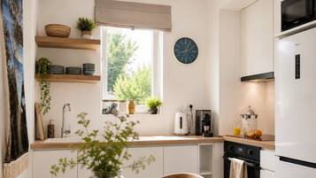 Coffee/tea maker, fridge, microwave, oven