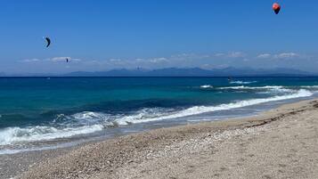 Playa en los alrededores y camastros