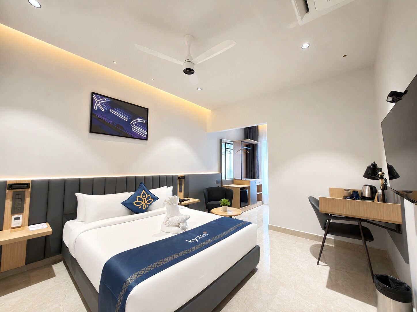 Kamar Bisnis | Minibar, meja kerja, tirai kedap cahaya, dan kedap suara
