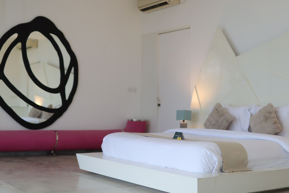 In-room safe, bed sheets