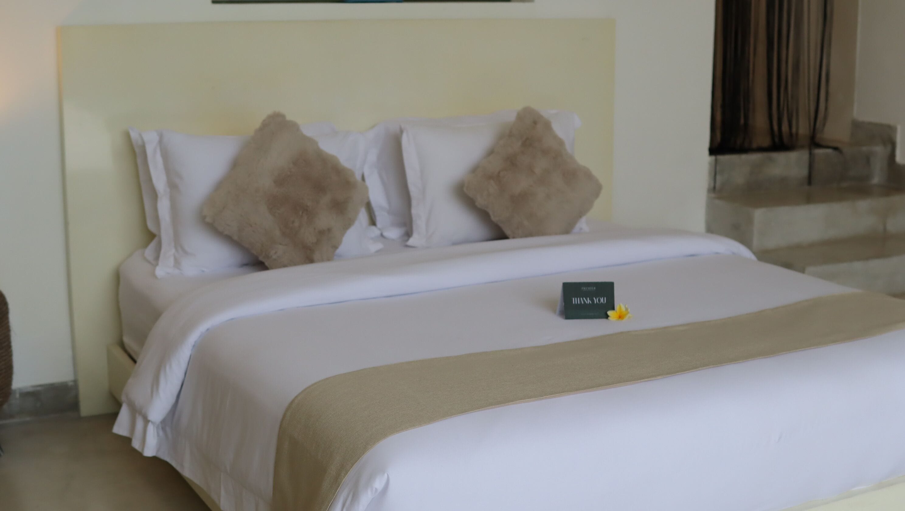 Caja de seguridad en la habitación y ropa de cama 