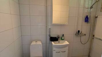 Douche, bidet, serviettes fournies, savon