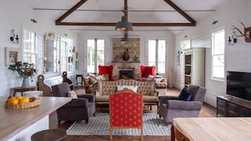 TV, fireplace, stereo