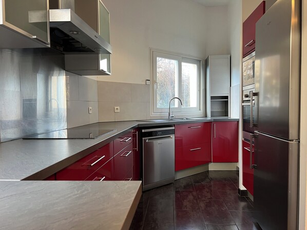 Private kitchen - Family home 20 minutes from Paris (Palaiseau)