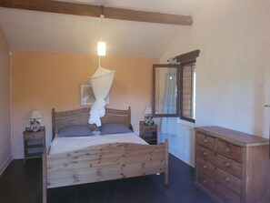 Room - Cozy 2-bedroom chalet in gorgeous Roumengoux with AC (Roumengoux)