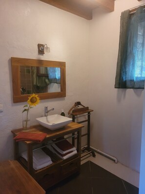 Bathroom - Cozy 2-bedroom chalet in gorgeous Roumengoux with AC (Roumengoux)