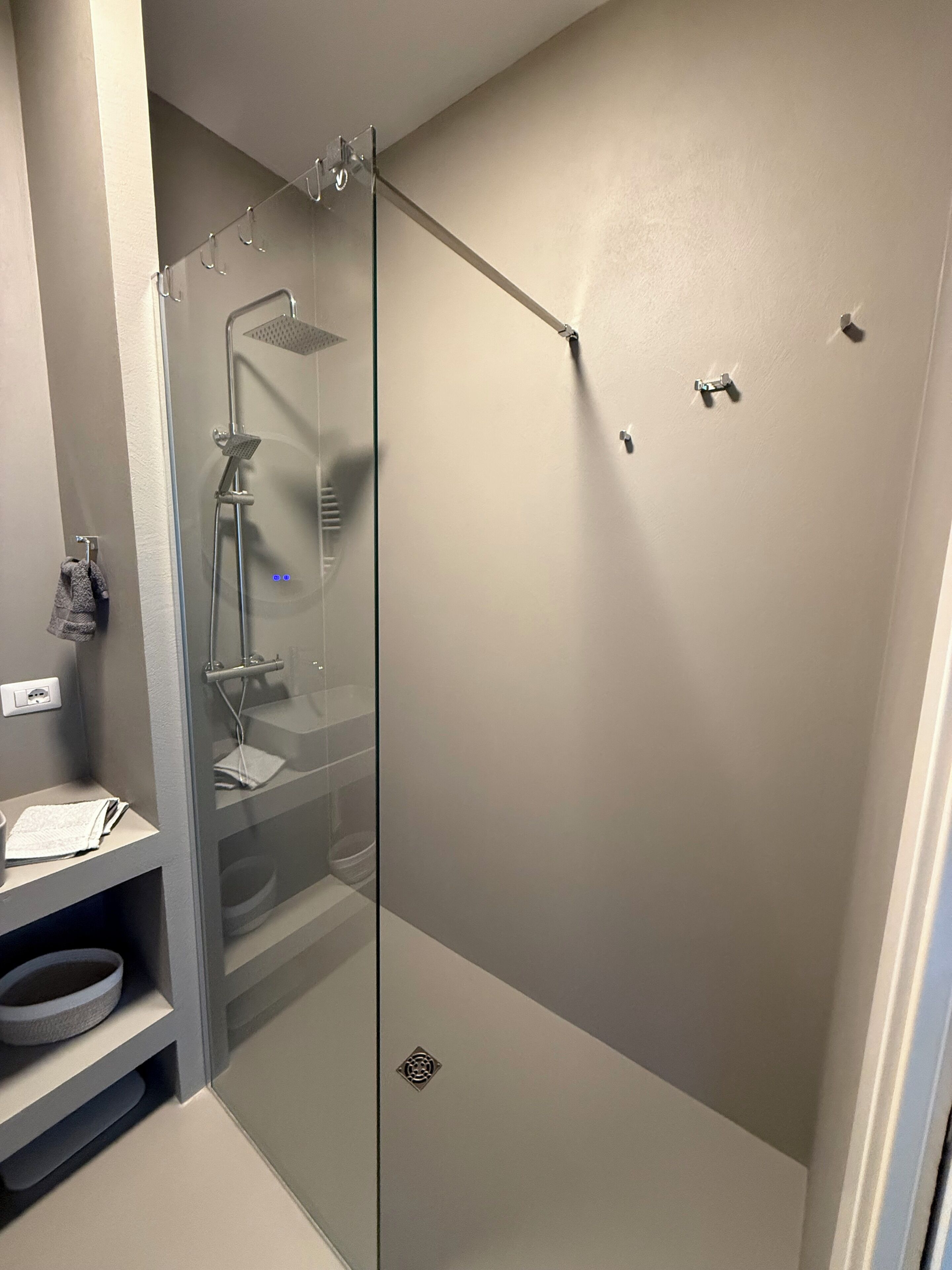 Dusche, Haartrockner, Bidet, Handtücher
