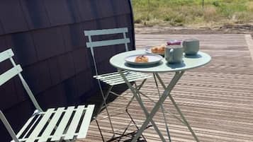Deluxe-Villa, Terrasse, Gartenblick (Rowan) | Speisen im Freien