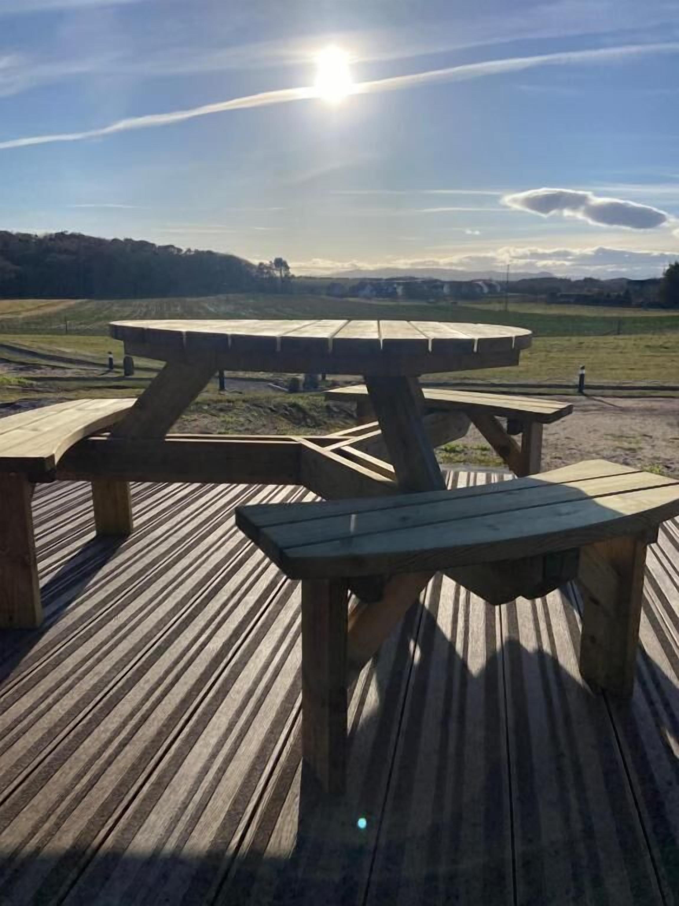 Villa, Terrasse, Gartenblick | Speisen im Freien