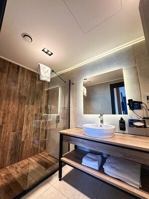 Phòng Suite dành cho gia đình | Phòng tắm | Buồng tắm vòi sen, đồ dùng nhà tắm miễn phí, máy sấy tóc, khăn tắm 