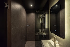 Kahden hengen deluxe-huone | Kylpyhuone | Erillinen kylpyamme ja suihku, hiustenkuivaaja, pyyhkeet, sampoo