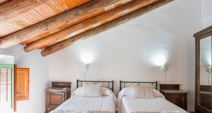 Cortijo 'El Arenal', mountain views, relaxation and comfort