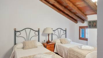3 bedrooms, iron/ironing board, WiFi, bed sheets