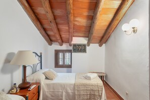3 habitaciones, tabla de planchar con plancha, wifi y ropa de cama 