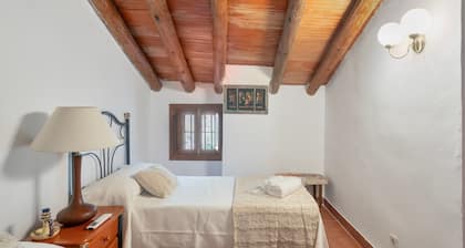 Cortijo 'El Arenal', mountain views, relaxation and comfort