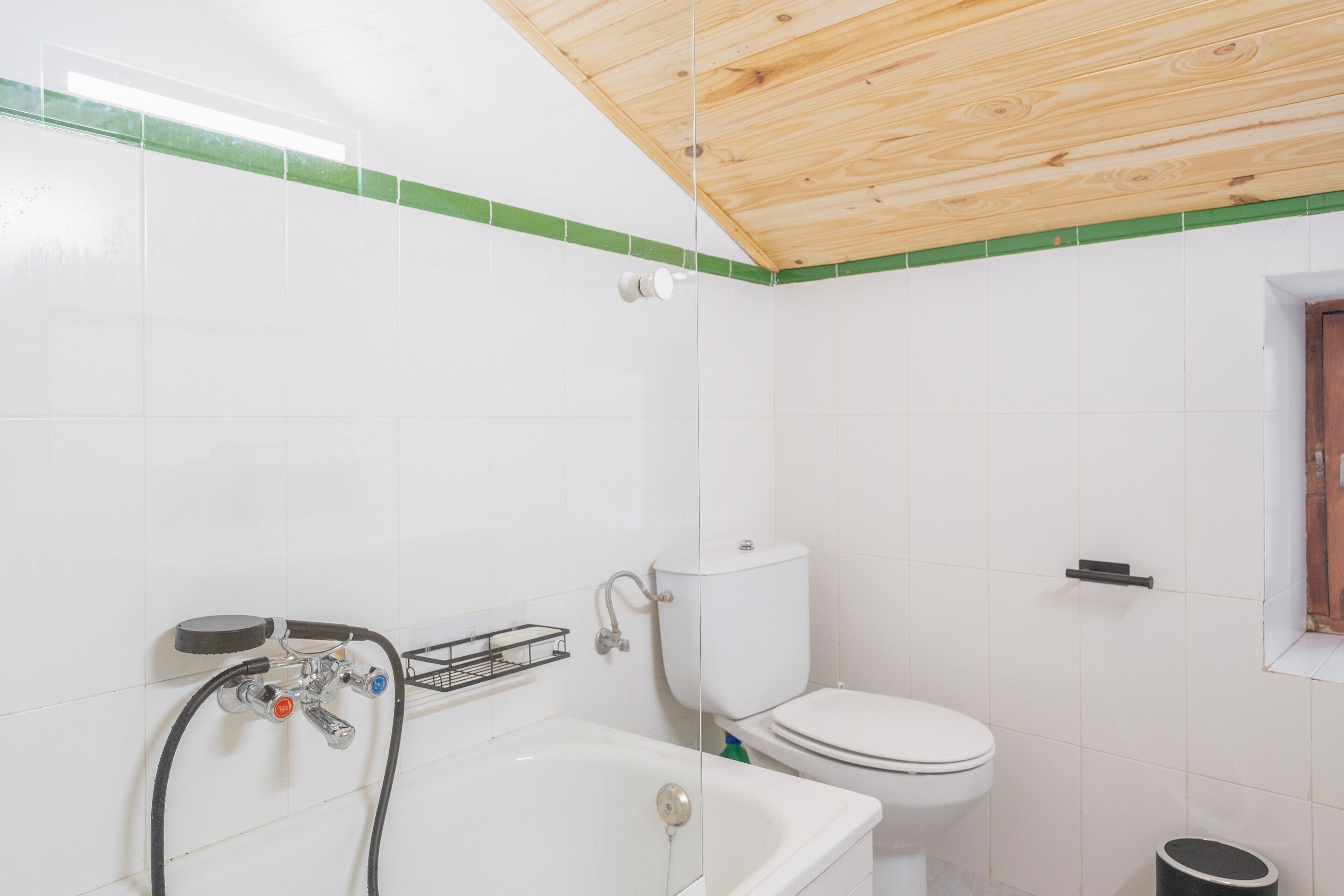 Un baño con bañera, inodoro y ducha.