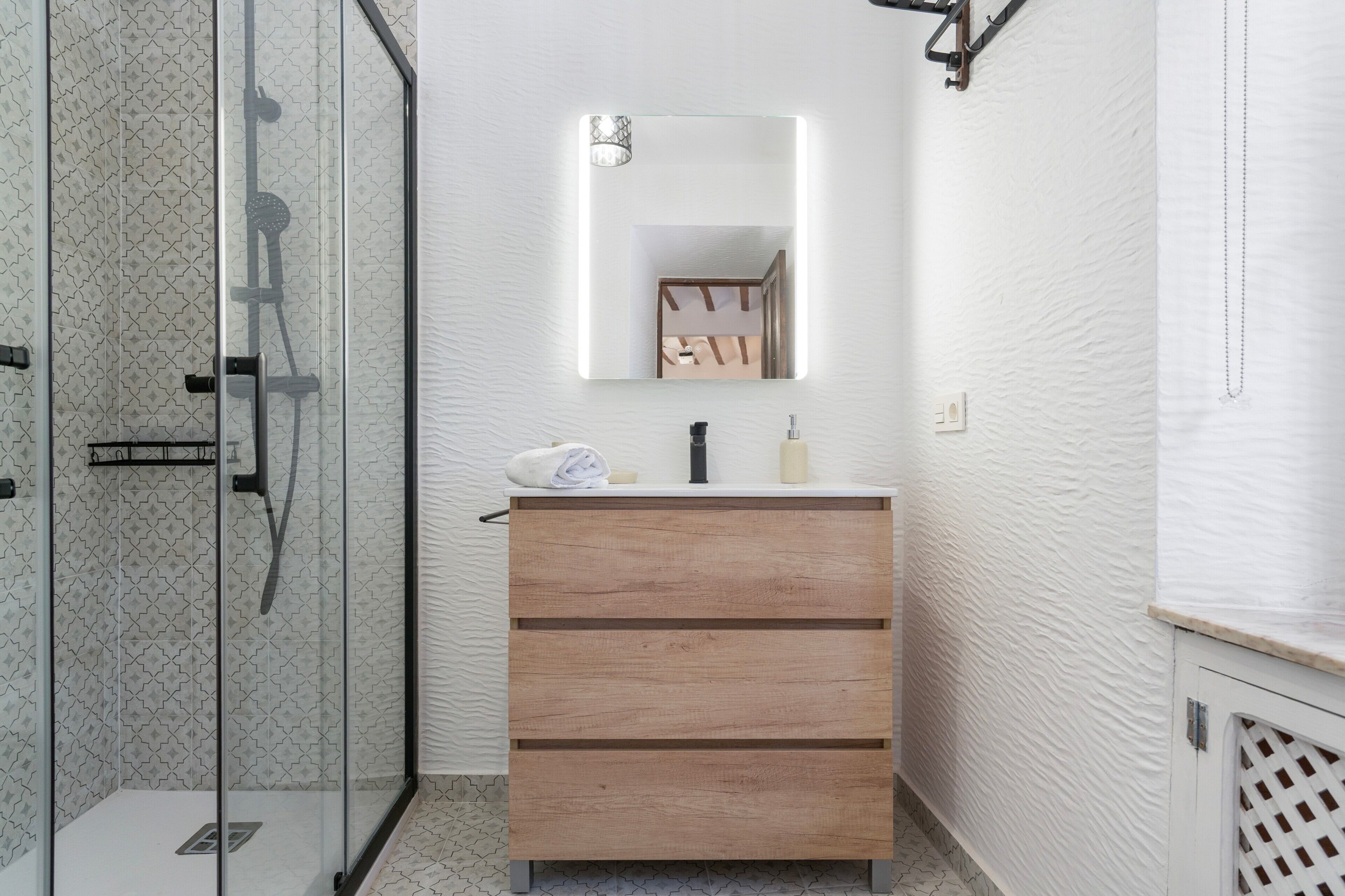 Een douche, een haardroger, handdoeken