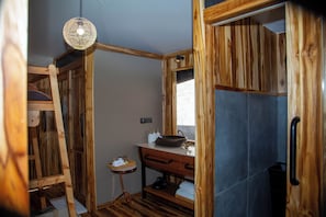 Superior Twin Room, Balcony | Bathroom