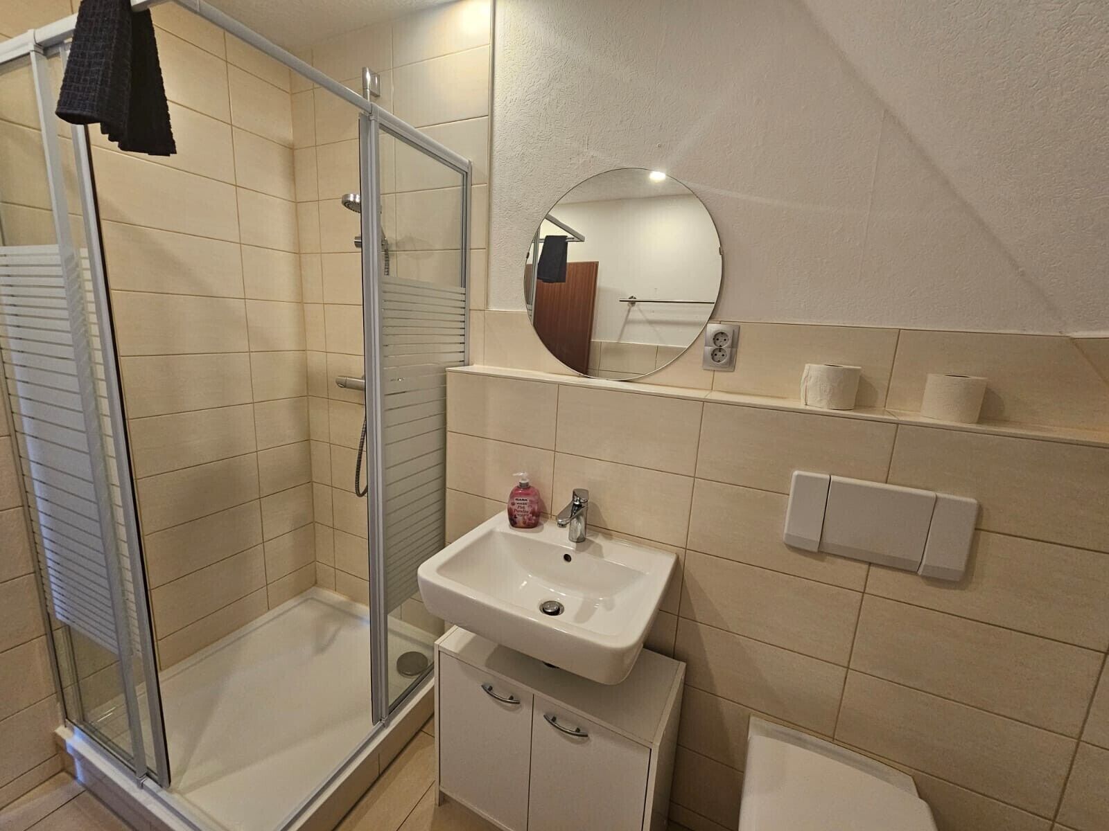 Dusche, Haartrockner, Handtücher