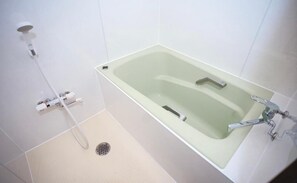 Ein Badezimmer mit Badewanne, Dusche und Toilette.
