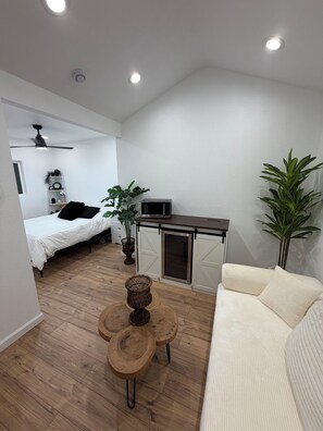 Tabla de planchar con plancha, wifi, ropa de cama