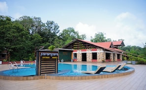 Una piscina al aire libre