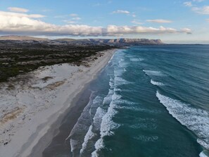 Een kustlandschap met een zandstrand en oceaan.