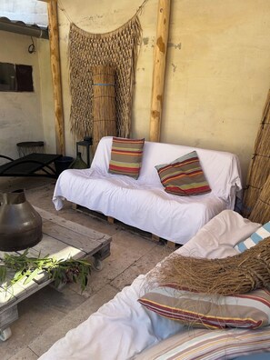 Terrace/patio - On the other hand: Some places are open to visitors. Others are discovering themselves. (nimes)