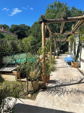Terrace/patio - On the other hand: Some places are open to visitors. Others are discovering themselves. (nimes)