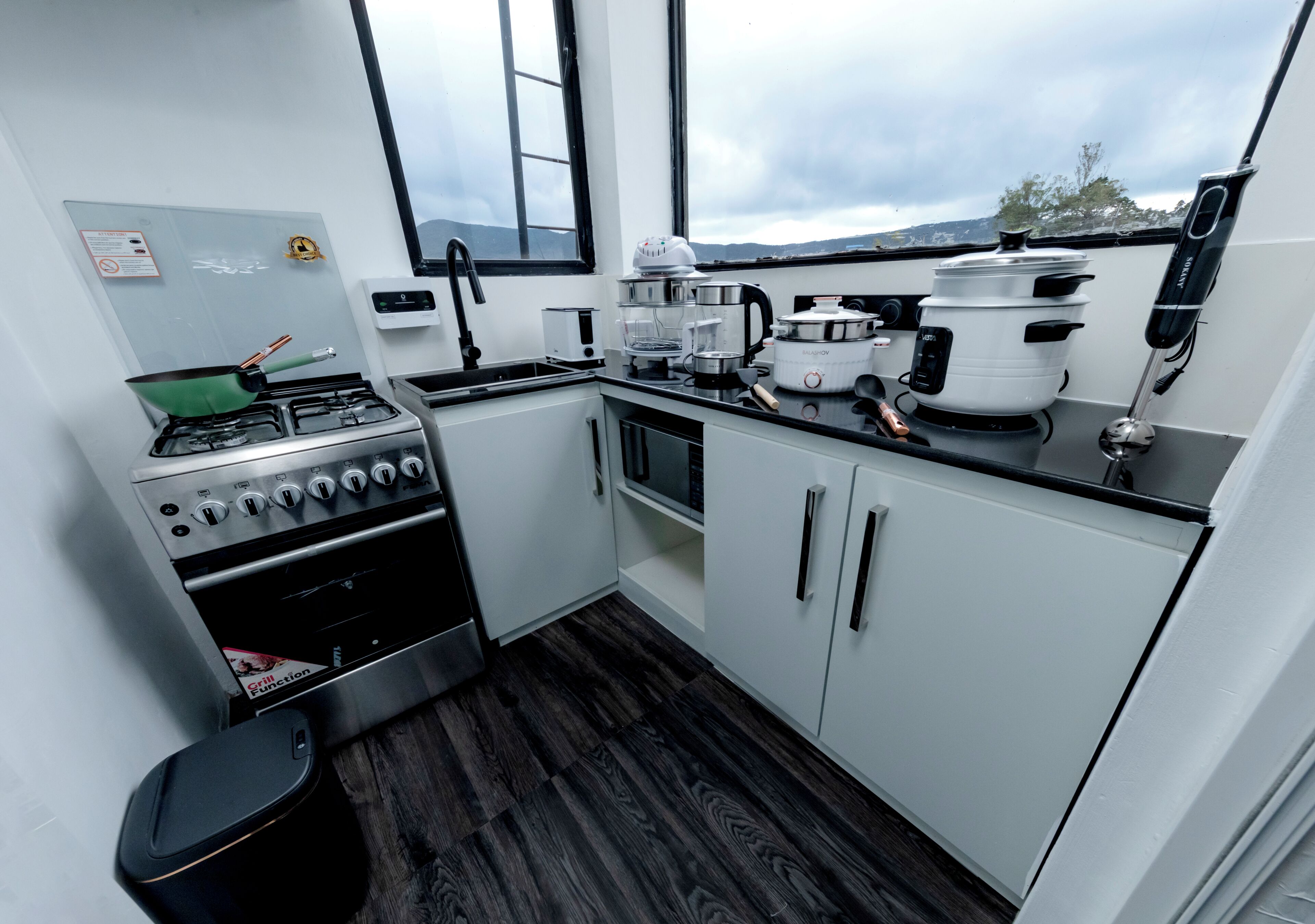 Royal Studio Suite | Private kitchen | Fridge, microwave, stovetop, cookware/dishes/utensils