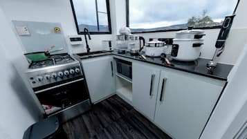 Royal Studio Suite | Private kitchen | Fridge, microwave, stovetop, cookware/dishes/utensils