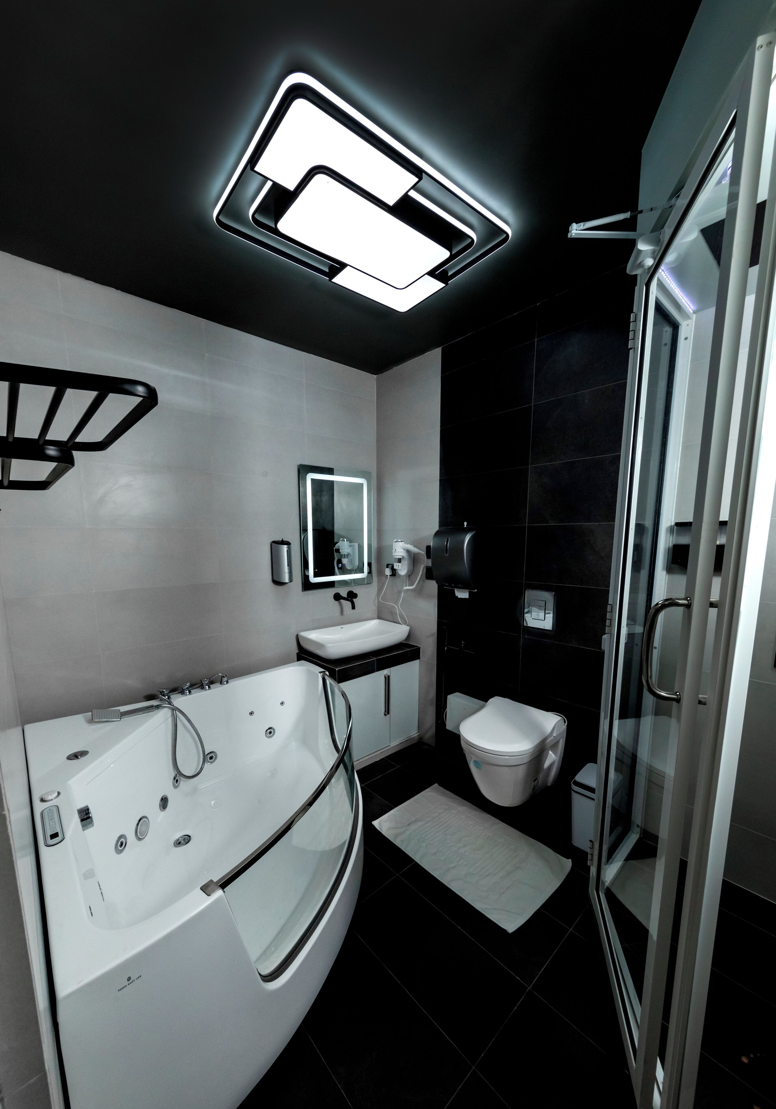 Royal Studio Suite | Bathroom | Separate bathtub and shower, hair dryer, slippers, towels