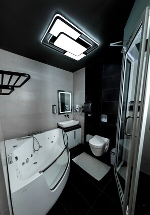 Royal-Studiosuite | Badezimmer | Badewanne und Dusche (separat), Haartrockner, Hausschuhe, Handtücher