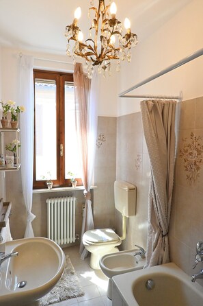 Shower, hair dryer, bidet, towels - Vrbo Property (Forlì)