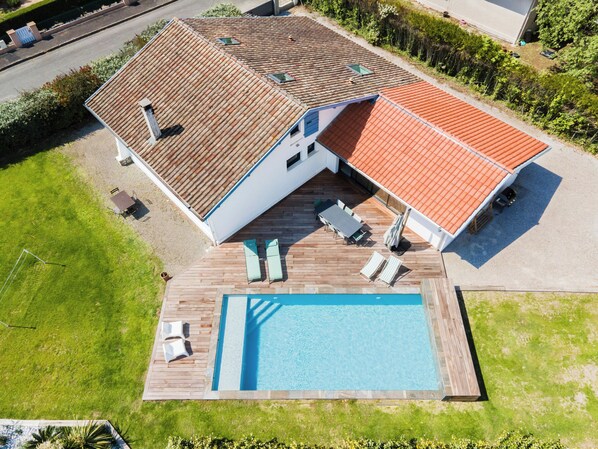 A residential property with a swimming pool, a deck area, and a red-tiled roof. - Beautiful Family villa in Seignosse (Seignosse)